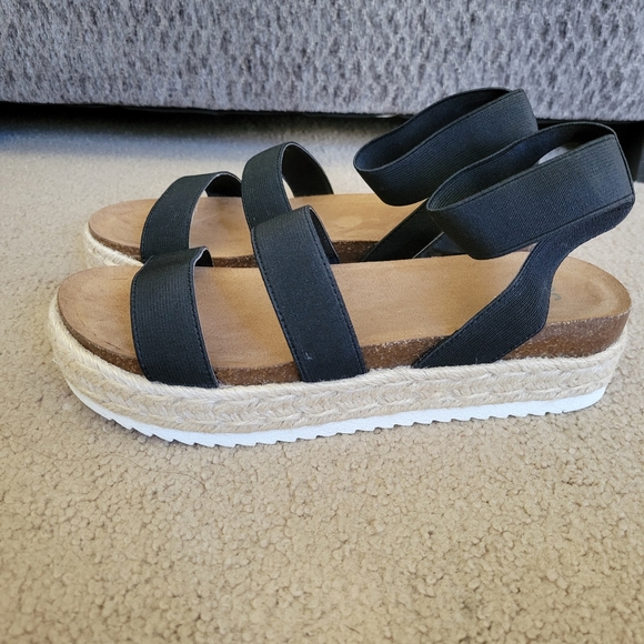 Brand New platform sandals - Picture 2 of 4